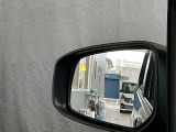 後側方から接近する車を検知してドアミラー内に表示、さらに衝突の危険度が高まるとシステムが車線内に戻す方向に力を短時間発生させ、ドライバーがクルマを車線内に戻す操作を促します。