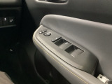 ドアミラーのスイッチは運転席ドアにあります。