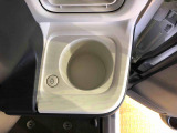 便利なドリンクホルダーが付いています。