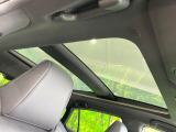 【サンルーフ】開放感たっぷりの希少装備、サンルーフが装着されています!車内に明かりを取り入れたり景色を楽しむ以外にも、車内の空気も簡単に換気できて快適です!