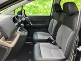 シンプルで使いやすい操作系のスイッチ類。直感的に操作できるので、運転中でも安全に利用できます。機能性もデザイン性も兼ね備えています。