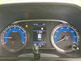 スタイリッシュなデザインと分かりやすい表示で、車両の状態を常に把握できます。速度、燃料残量、エンジン回転数など、必要な情報を一目で確認可能です。