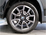 【BMWアロイホイル】軽量かつ強度に拘ったアロイホイル。走行性能ポテンシャルを引き出す設計。車の足元を引き締めてくれる大きなポイントはアロイホイルです。