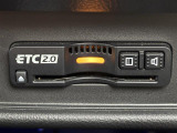 【ETC】有料道路を利用する際に料金所で停止することなく通過できる、ETC車載器(ノンストップ自動料金収受システム機器)が装備されています。セットアップを行うことで利用可能になります。