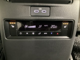 センターコンソール後部にはリア用シートヒータースイッチ、エアコン操作パネルを配置しております。
