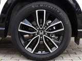 タイヤサイズは、225/50R18です。高品質でデザインにも優れている純正アルミホイールが装備され、スポーティーな雰囲気を演出しています。