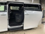 両側パワースライドドア付き!狭い駐車スペースなどでの乗り降りラクラク♪小さなお子さまのいるご家庭には嬉しい装備です。