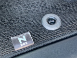 フロアマットです!純正用品のため車種のロゴも入っており特別感があります!はめるだけの社外フロアマットと違い留め具が付いているので、ずれて外れてしまうといったトラブルも防ぐことが出来ます!