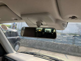 運転席側サンバイザーにはバニティミラーとチケットホルダーがついています。
