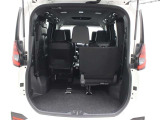 サードシートを跳ね上げれば、セカンドシートに人が乗っていても荷物を十分に積めます。