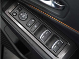 ◆高輝度パワーウインドウスイッチパネル◆高輝度の金属調フィルムを適用することで、上質な室内空間を演出しています。