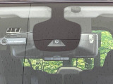 【エマージェンシーブレーキ】走行中に前方の車両等を認識し、衝突しそうな時は警報とブレーキで衝突回避と被害軽減をアシスト。より安全にドライブをお楽しみいただけます。