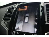 リアカメラによる後方の確認だけでなく、真上から見下ろすバードアイ映像を映し出す360度ビューカメラで、自車周辺の詳細な状況を確認できます。見通しが悪く狭い場所で車を取り回す際には心強い味方となります