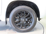 純正のアルミホイール装着車です。タイヤサイズは265/60R18です。