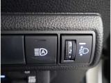 オートマチックハイビームとは、先行車や対向車のライトを認識し、ハイビームとロービームを自動で切り替える機能です。夜道の視界を確保します。詳細は販売店スタッフまでおたずねください。