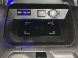 スマートフォンなどをワイヤレスで充電できます。
