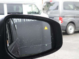後側方から接近する車両を感知しオレンジ色に点灯して知らせてくれます。