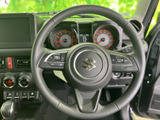 握りやすく操作しやすいステアリングで、快適なドライビングをサポート。長距離運転でも疲れにくい設計となっています。
