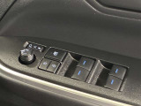 格納式リモコンドアミラーと、パワーウィンドウマスタースイッチです。車内の換気も運転席から簡単に行えます。