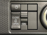 助手席側はパワースライドドアウェルカムオープン機能 降車時にスイッチで予約しておけば、乗車時に電子カードキーを持ってクルマに近づくだけでパワースライドドアが自動でオープン♪