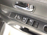 運転席のスイッチで全てのウィンドウの開閉操作を行うことができます。ロックボタンをONにしておくと、運転席以外のウィンドウは作動しないのでお子様を乗せているときなども安心ですね♪