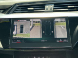 サラウンドビューカメラ装備 車両の4つのカメラから得た映像を合成し、上空から眺めているような映像をモニターに映し出します。車両周辺の歩行者や障害物などの発見に役立ちます。