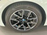 アウトバーンの走行を見据えたBMWの足回りは高い走行性能にこだわりが御座います。
