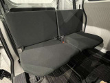 内装工程では、中古車を気持ちよくお乗りいただけるよう清掃しています。ニオイの元となるフロアカーペットまで洗浄・消臭済み?