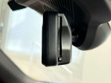 MINIではルームミラーの裏側にETCの車載器が内蔵されており、別途で車載器の購入必要なしで非常にスマート。皆様が驚かれるポイントのでもあります