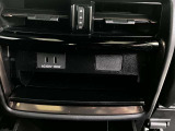 センターコンソール後部にアクセサリーコンセントが付いています。100Wなので100W以下の電気製品をご使用ください。