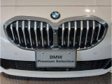 【BMWの伝統】BMWの特徴的な&ldquo;キドニーグリル&rdquo;は、80年以上続く伝統の形でございます。変わらないこだわりのデザインが、プレミアムブランド&ldquo;BMW&rdquo;を創り出します。