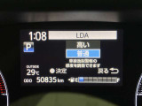 レーンディパーチャーアラート付です。ウインカーを出さずに車線を逸脱しようとすると、ブザーとディスプレイで注意喚起し、ステアリング制御が作動しドライバーに車線逸脱防止を促してくれます。