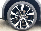 19インチ純正アルミホイール+225/40R19タイヤを装着。