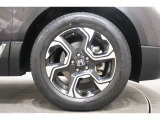 純正のアルミホイールが足元を飾ります!タイヤサイズは235/60R18 になります。