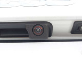 ●バックカメラ『駐車や後方の視界をサポートするための重要な機能です。多くのモデルに標準装備またはオプションとして搭載、リアバンパーに取り付けられたカメラが後方の映像を車内のディスプレイに表示します』