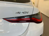 BMWのテールランプはプレスラインへと続く形状のため、統一感のある綺麗なラインを演出しております。