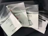 メンテナンスノート、取扱説明書ですね。 車の情報が凝縮されています。 車の整備記録が記載されている大事な物ですよ。