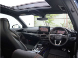 内装はシンプルに使い勝手を考え作られています。お車を運転する感覚をダイレクトに体感して頂けます。室内も広くロングドライブにも快適にお過ごしいただけます。