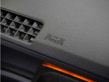 ◆助手席エアバッグ◆SRSエアバッグは、シートベルトだけでは防ぎきれない衝突時の衝撃から乗員を守るための安全装置。衝突時に瞬時に膨らみ、頭部や胸部がダッシュボードに直接衝突するのを防ぎます。