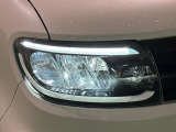 対象物が見やすく白く明るい光で夜間走行をサポートするフルLEDヘッドランプ(サイドビューランプ、クリアランスランプ、マニュアルレベリング機能付き)を装備
