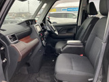 運転席周りも広々としており、運転しやすい設計です。視界も良好で、安全な運転をサポートします。細部までこだわった空間づくりが魅力です。