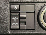 助手席側はパワースライドドアウェルカムオープン機能 降車時にスイッチで予約しておけば、乗車時に電子カードキーを持ってクルマに近づくだけでパワースライドドアが自動でオープン♪
