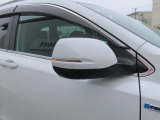 【LEDドアミラーウインカー】ドアミラーにウィンカーが付いているので、周りの車がウインカーやハザードに気付きやすくなります。右左折時や車線変更時の事故を防ぎ、安全に走行できます。