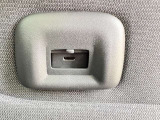 助手席シートバック部にUSB充電端子が付いています。後部座席の乗員がスマホなどの電子機器を充電しながらドライブを楽しんでいただけますよ!