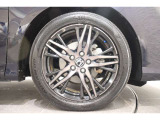 純正のアルミホイールが足元を飾ります!タイヤサイズは225/50R18になります。