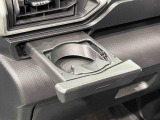 プッシュ式オートオープンカップホルダーが助手席にも装備