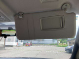 サンバイザーにミラーを装備。