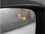 【ブラインドスポットモニタリング】走行中、ドアミラーの死角になりやすい箇所に後続車が接近するとサイドミラーのレンズに警告を表示。ドライバーに注意喚起をしてくれます。