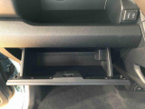 よく使うものが手を伸ばせばすぐ届く、機能面で充実した収納。