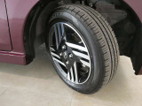 フロントタイヤの溝も十分に残っております。タイヤサイズは155/65R14となっております。